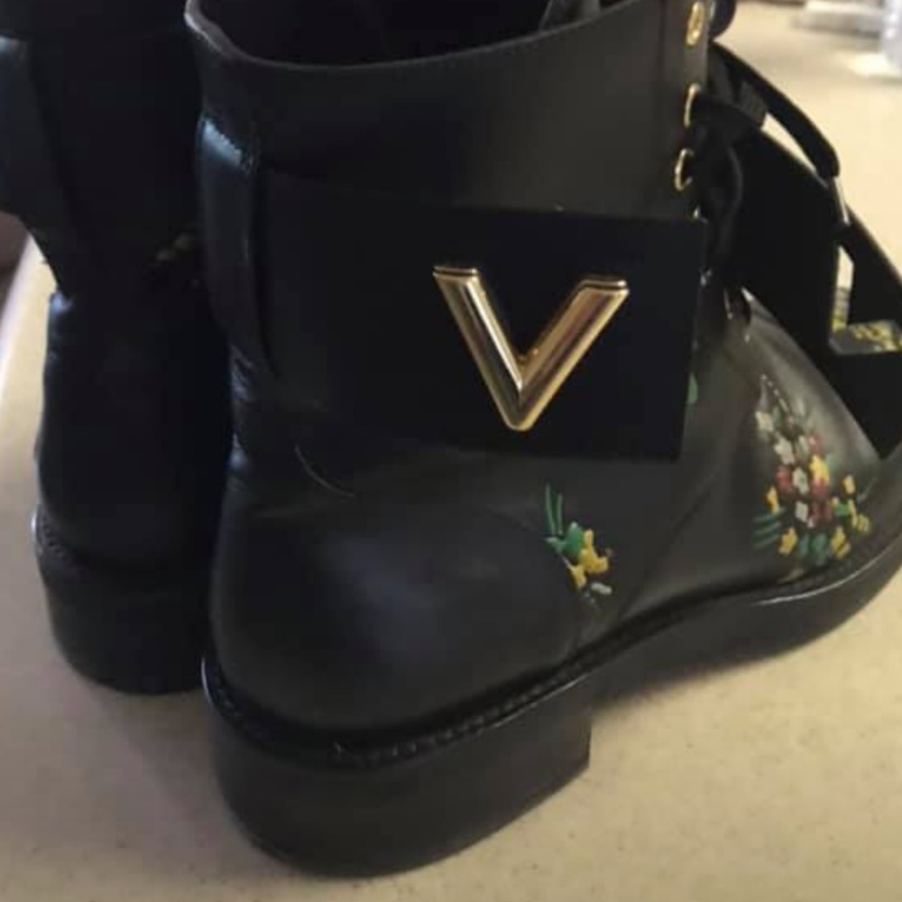 Limited Edition Black LV boots US 9.5 - Picture 5 of 6